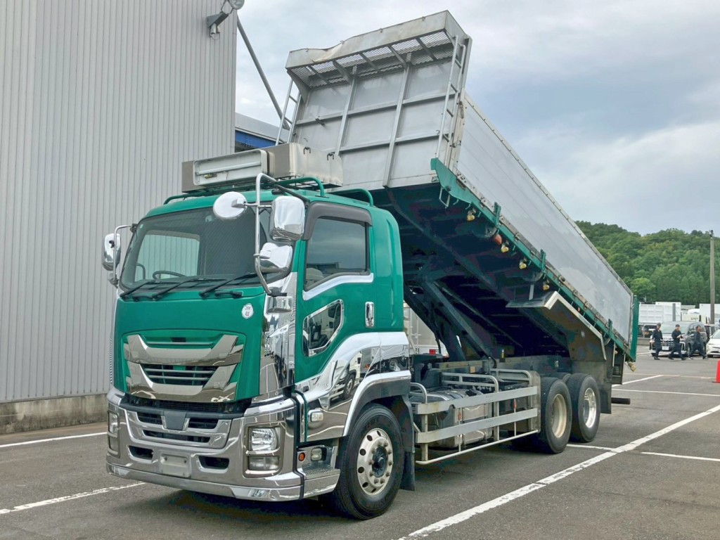 フロント周り、メッキパーツで飾っています。|いすゞ ギガ QPG-CYM77BMの写真1