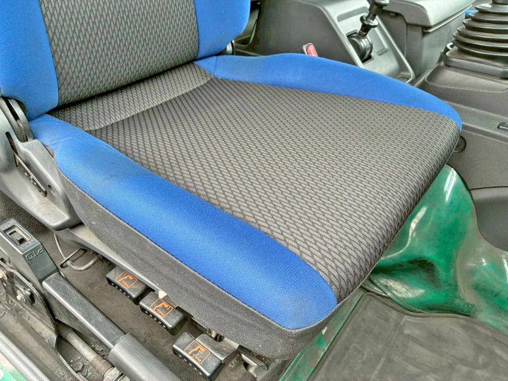 運転席座面にヘタリがあります。|いすゞ ギガ QPG-CYM77BMの写真8