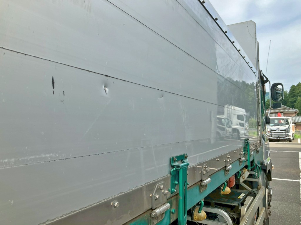 運転席席側アオリ中央部にキズ・ヘコミがあります。|いすゞ ギガ QPG-CYM77BMの写真14
