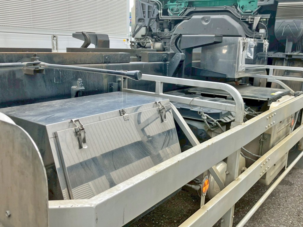 運転席側にステンレス製の工具箱が2つ付いています。|いすゞ ギガ QPG-CYM77BMの写真19