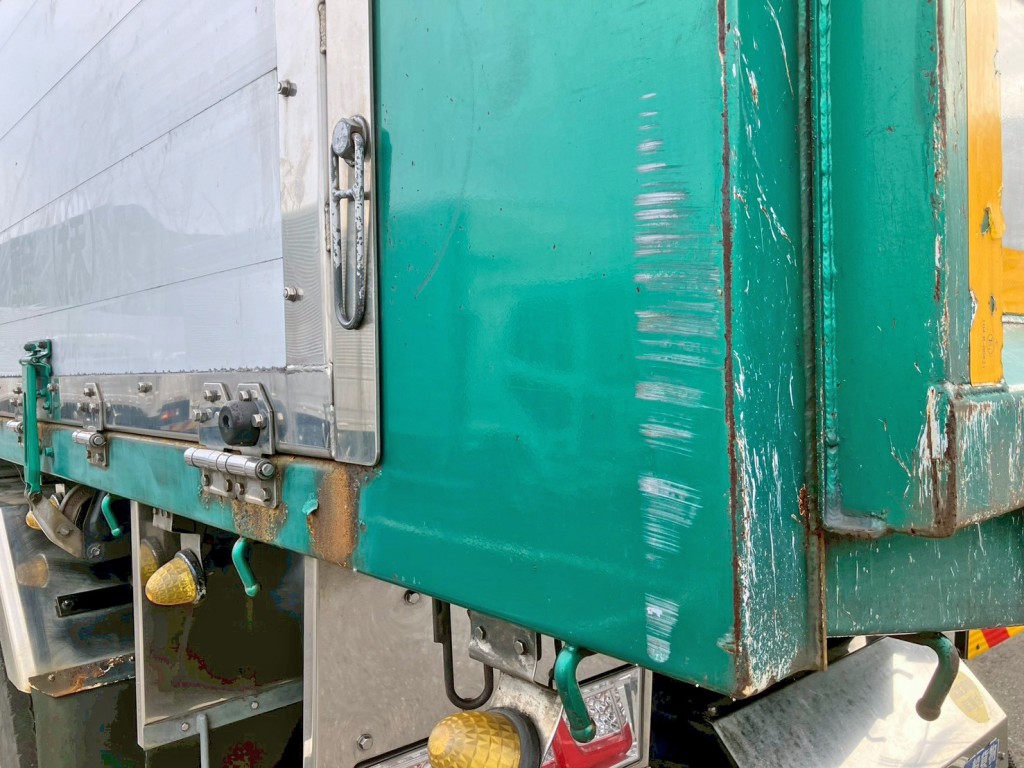助手席側リヤ柱に引きキズがあります。|いすゞ ギガ QPG-CYM77BMの写真23