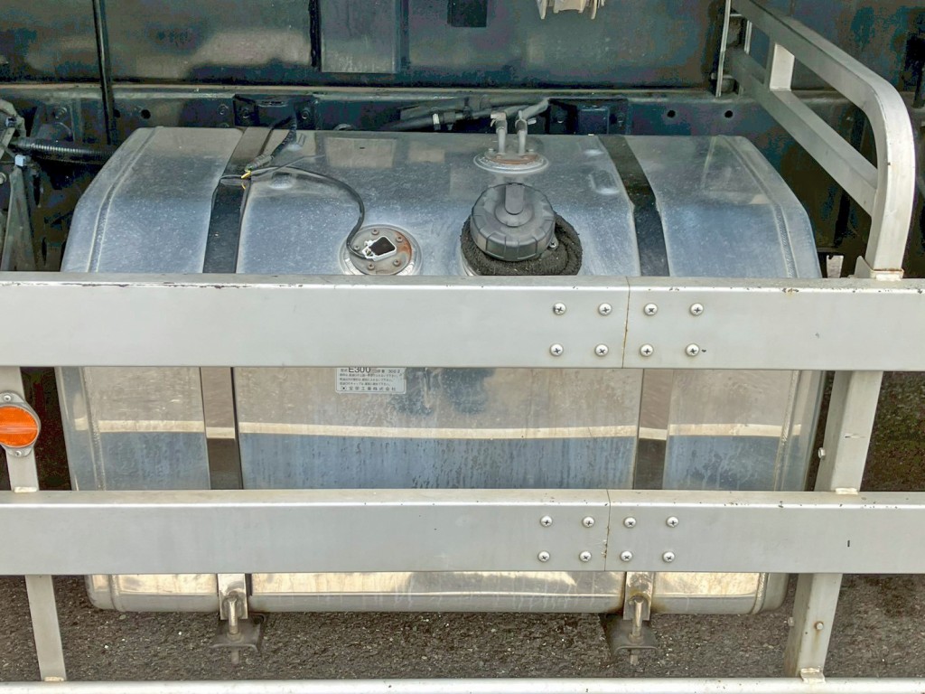 燃料タンクは300Lアルミ製です。|いすゞ ギガ QPG-CYM77BMの写真25