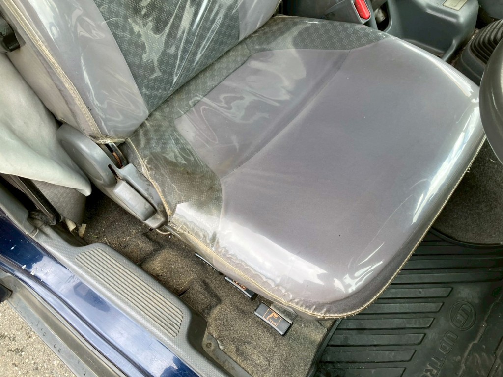 運転席側にヘタリがあります。|いすゞ フォワード LKG-FTR90S2の写真8
