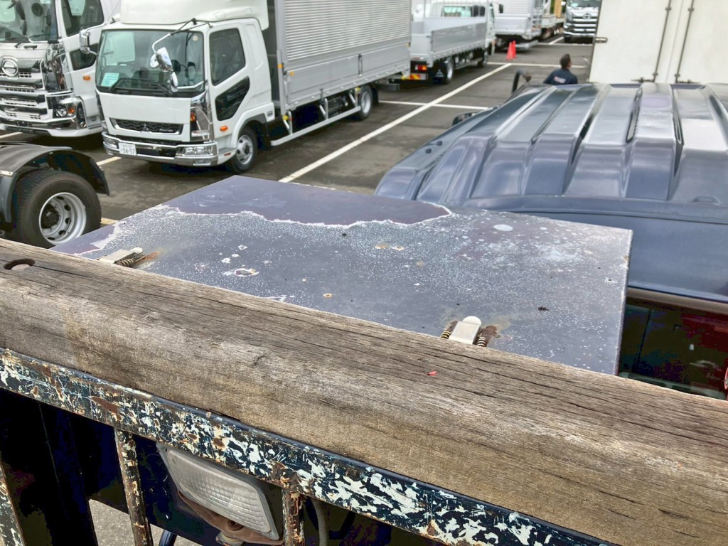 プロテクター助手席側に工具箱が付いています。|いすゞ フォワード LKG-FTR90S2の写真12