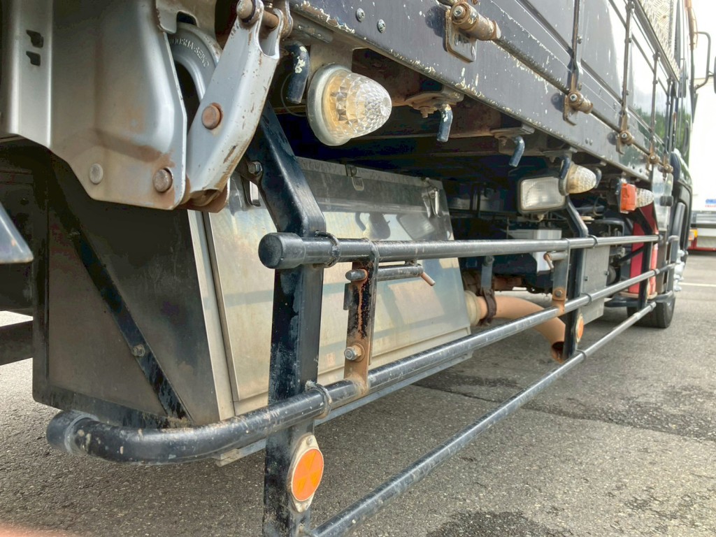 ボディ運転席側中央にステンレス製の工具箱が付いています。|いすゞ フォワード LKG-FTR90S2の写真14