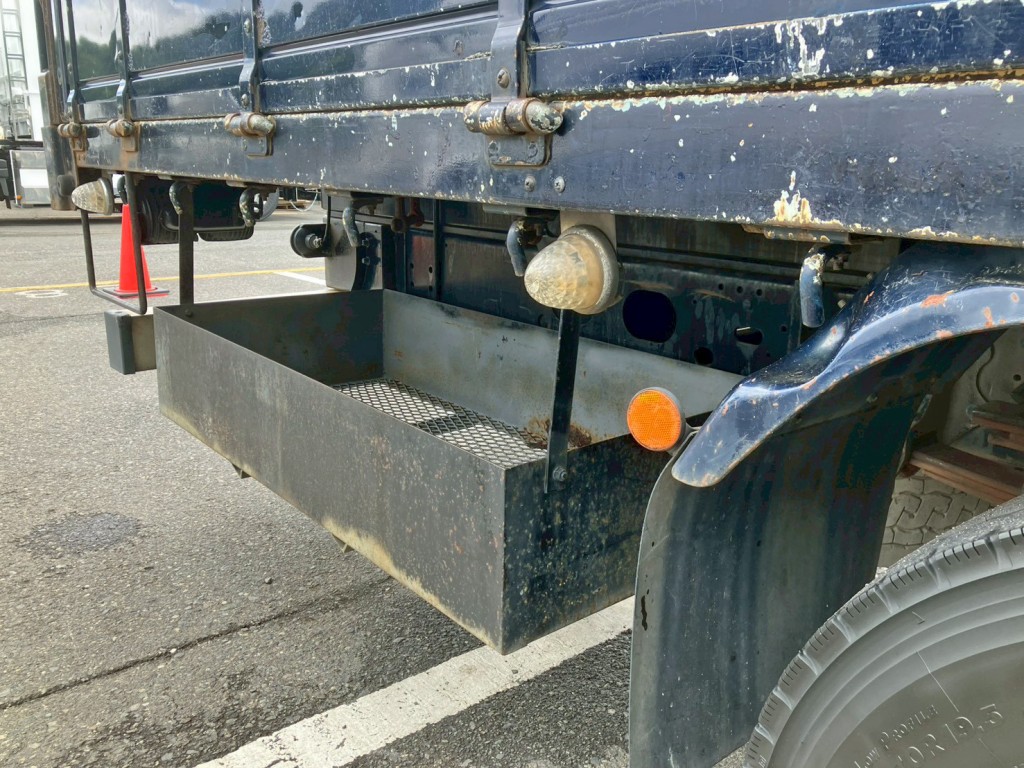 ボディ運転席側後方にりん木入れが付いています。|いすゞ フォワード LKG-FTR90S2の写真15