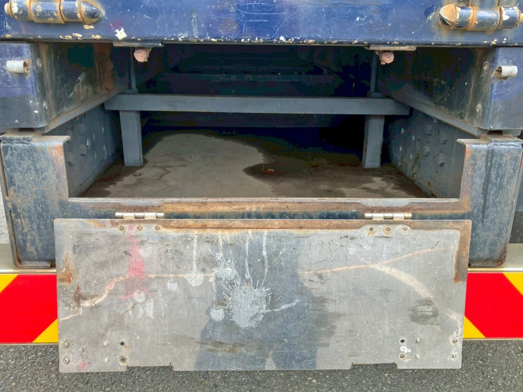リア中央部に物入れが付いてます。|いすゞ フォワード LKG-FTR90S2の写真17