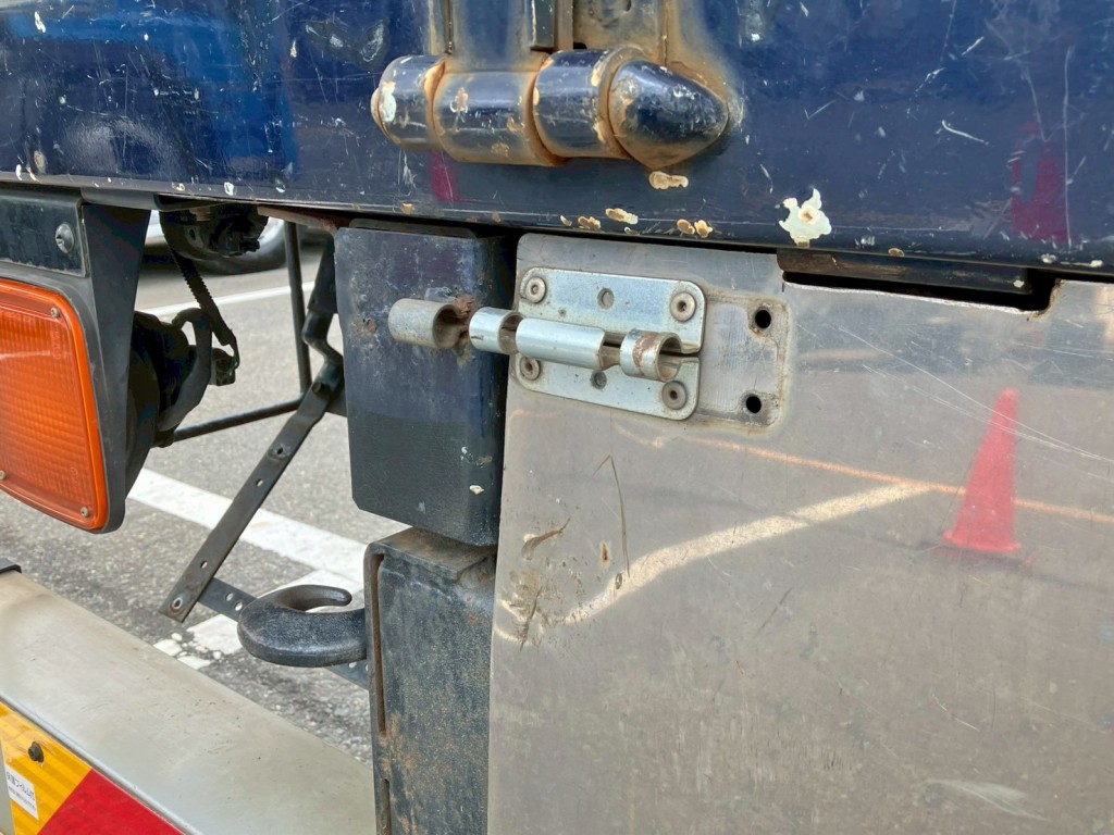 物入れの助手席側ロックが欠品しています。|いすゞ フォワード LKG-FTR90S2の写真18