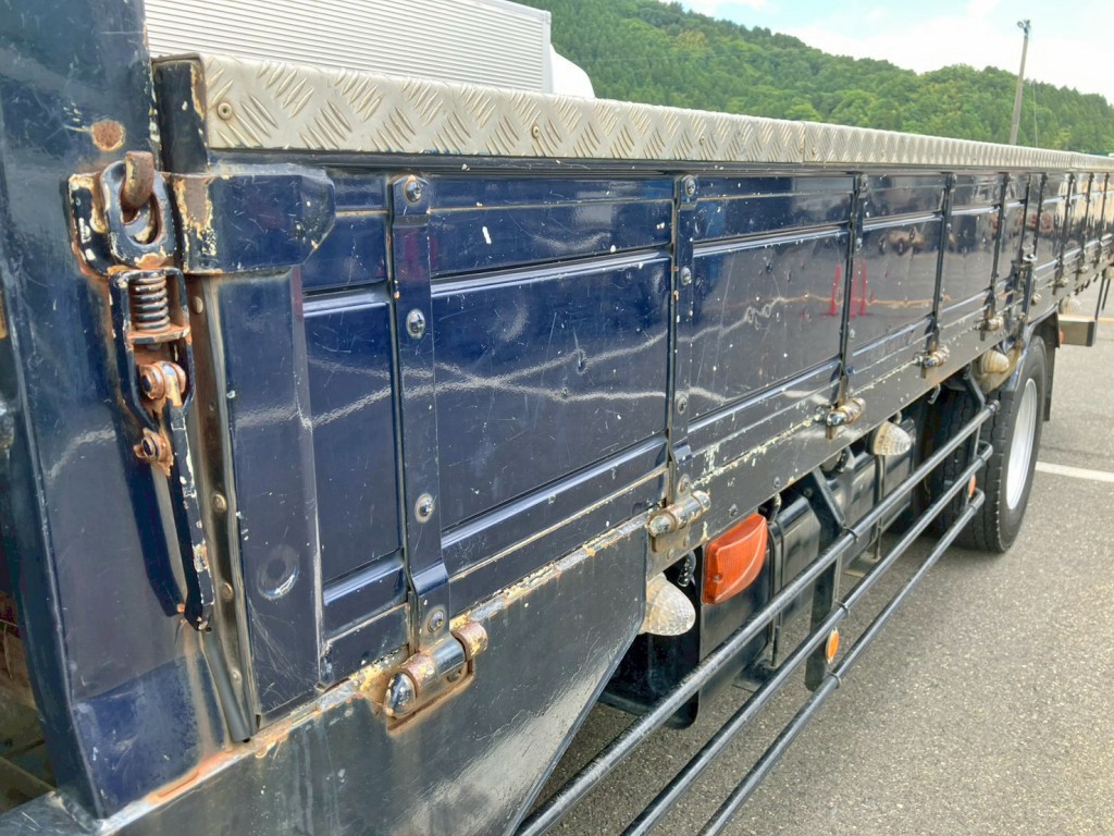 助手席側アオリに傷・サビがあります。(前方)|いすゞ フォワード LKG-FTR90S2の写真19