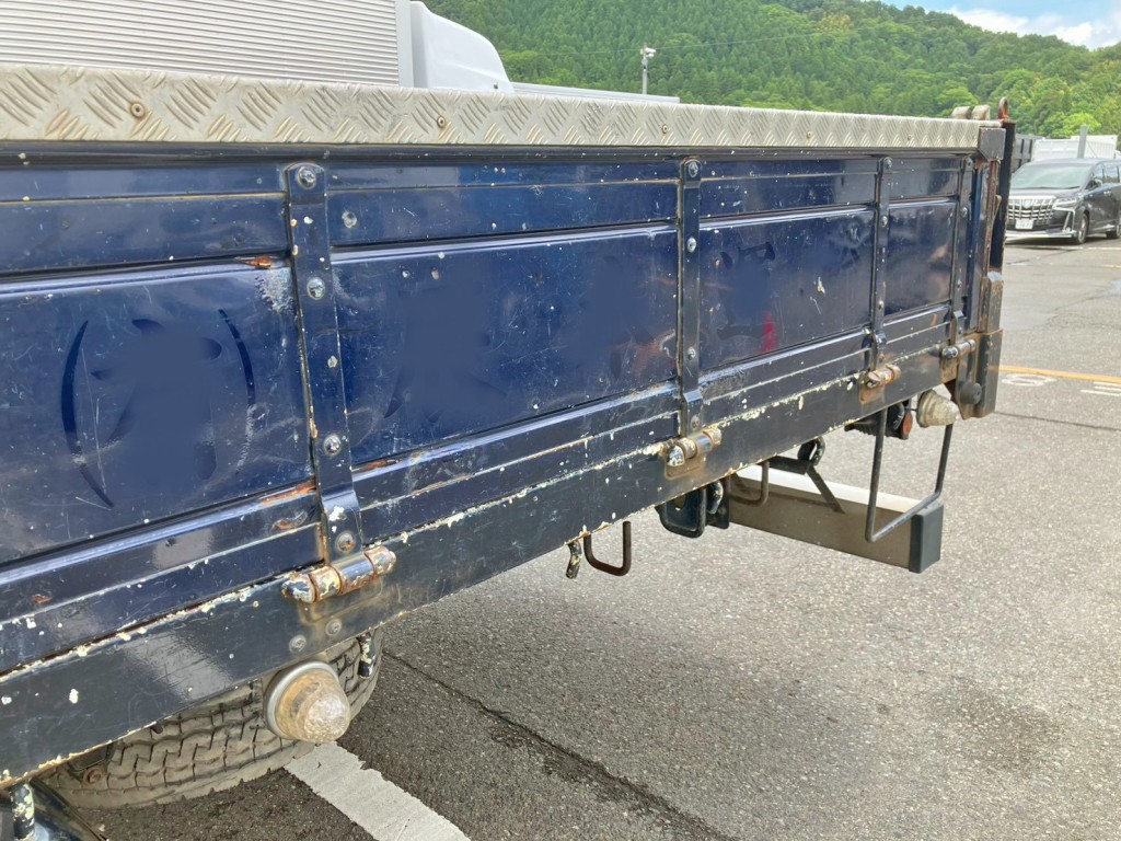 助手席側アオリに傷・サビ・シールはがし跡があります。(後方)|いすゞ フォワード LKG-FTR90S2の写真21