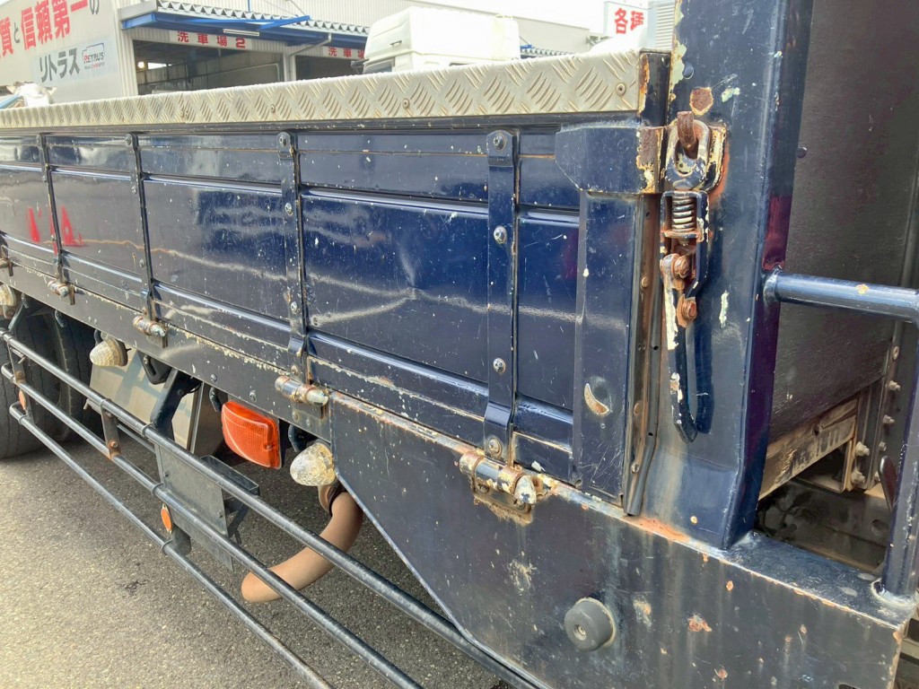 運転席側アオリに傷・サビがあります。(前方)|いすゞ フォワード LKG-FTR90S2の写真22