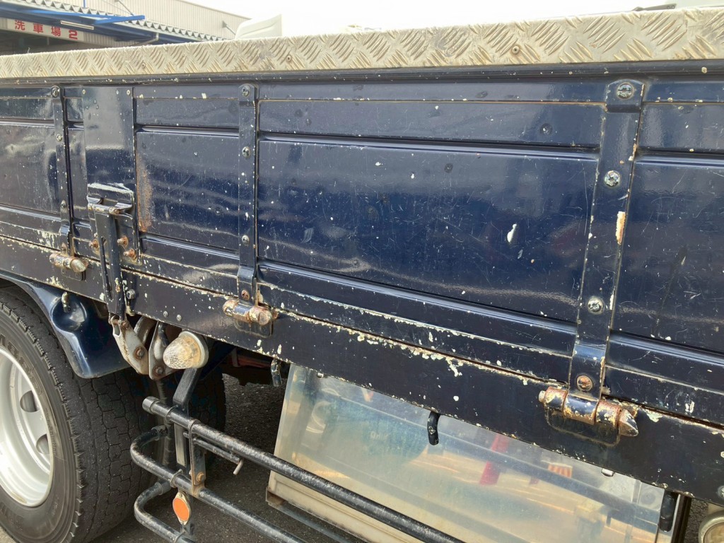 運転席側アオリに傷・サビがあります。(中央)|いすゞ フォワード LKG-FTR90S2の写真23
