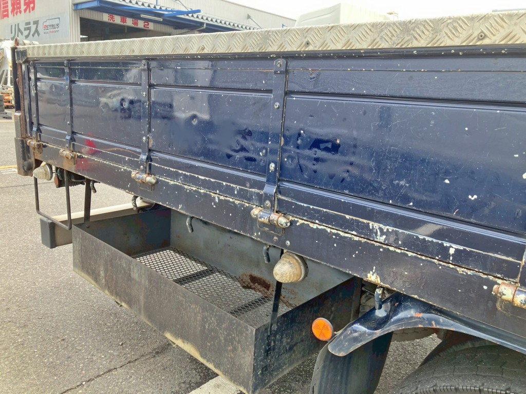 運転席側アオリに傷・サビ・シールはがし跡があります。(後方)|いすゞ フォワード LKG-FTR90S2の写真24