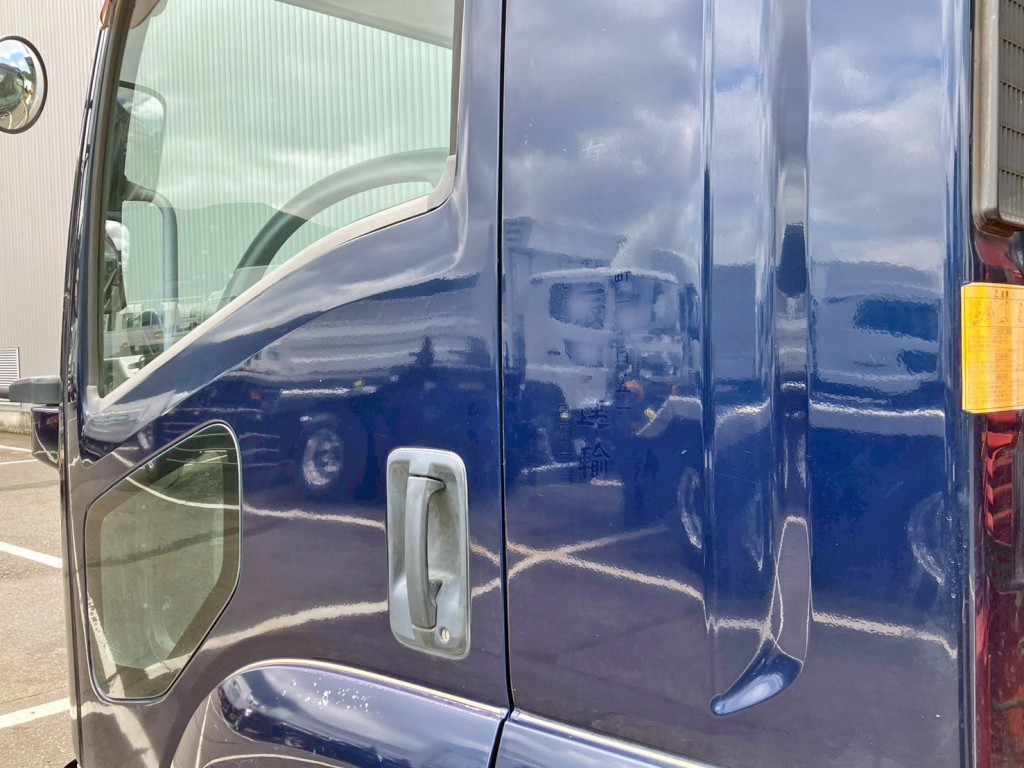 助手席側クォーターパネルにシールはがし跡があります。|いすゞ フォワード LKG-FTR90S2の写真25