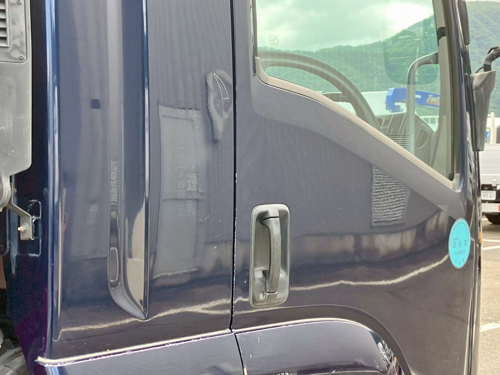 運転席側クォーターパネルに傷・シールはがし跡があります。|いすゞ フォワード LKG-FTR90S2の写真26