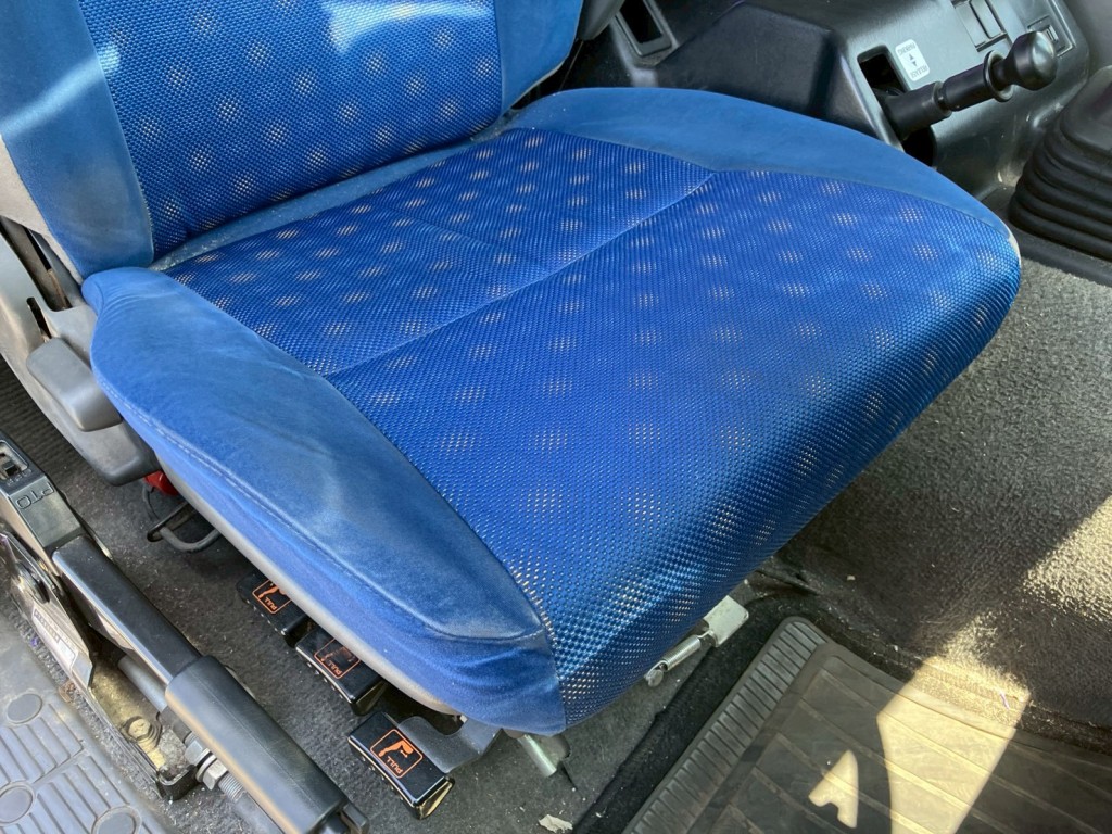 運転席シートにヘタリ・穴があります。|いすゞ ギガ LKG-CYZ77AMの写真7