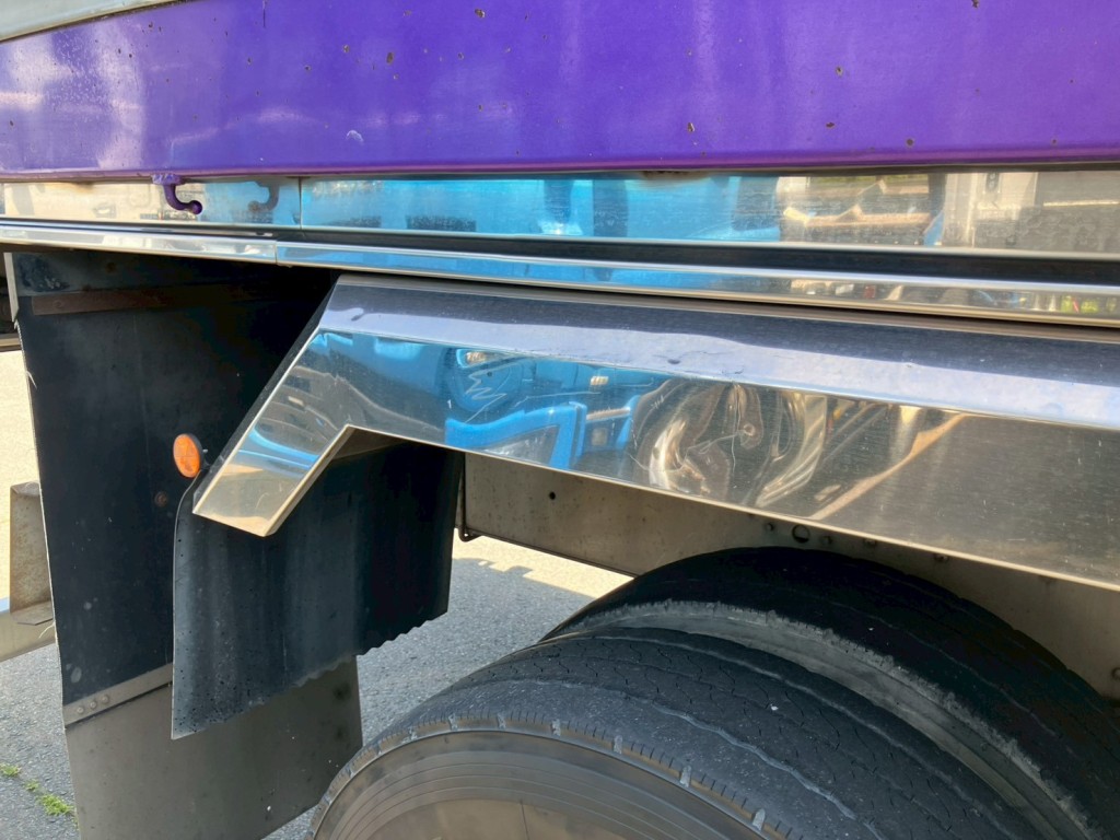 運転席側リアフェンダーにヘコミがあります。|いすゞ ギガ LKG-CYZ77AMの写真41