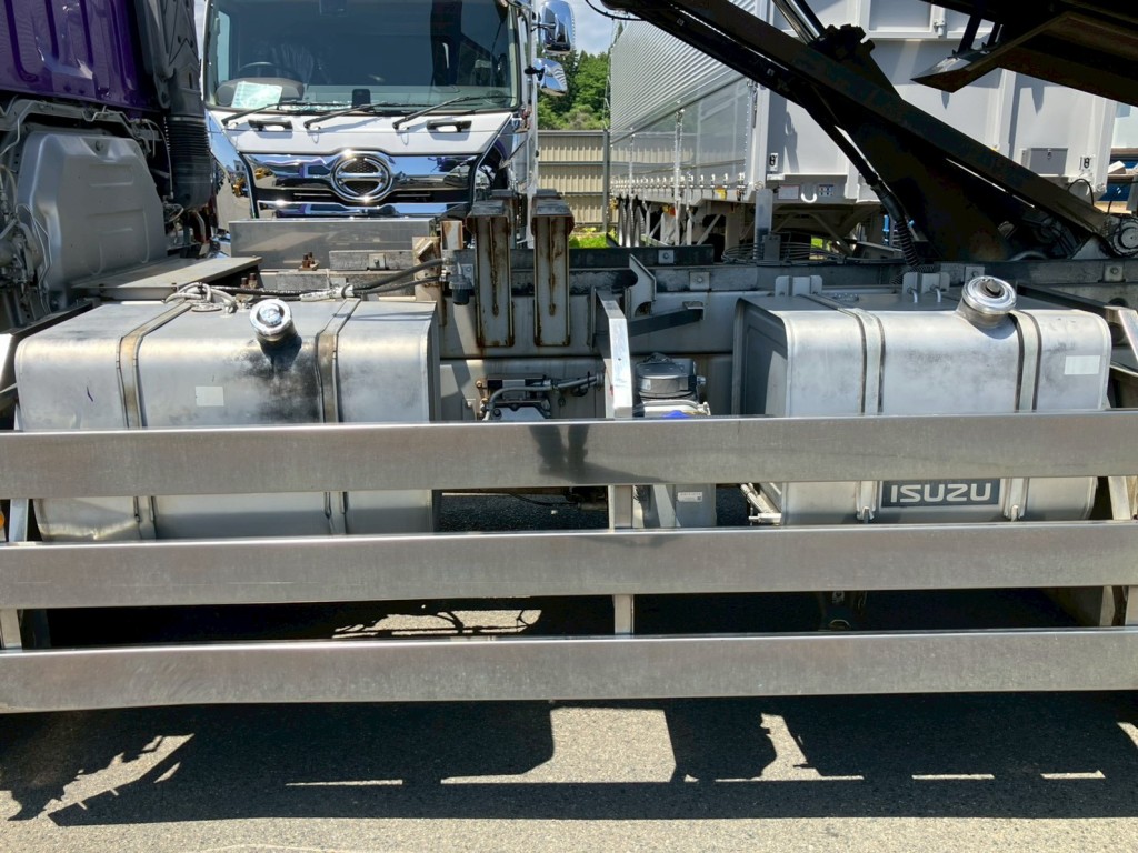 燃料タンクは300L・200Lです。|いすゞ ギガ LKG-CYZ77AMの写真46