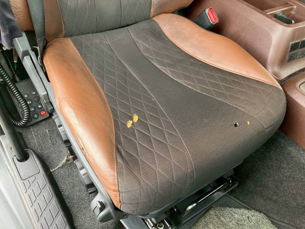 運転席シートにヘタリ・穴・破れがあります。|日野 プロフィア 2DG-FW1AHGの写真8