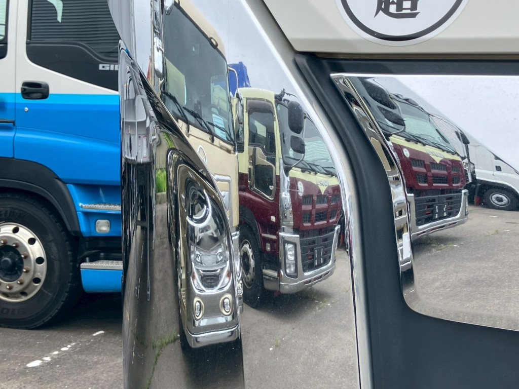 運転席側コーナーパネルにキズがあります。|日野 プロフィア 2DG-FW1AHGの写真15