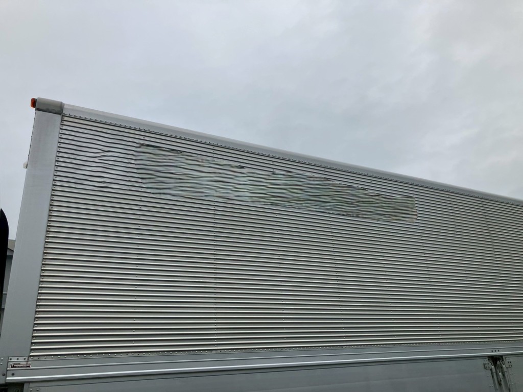 助手席側羽根に看板跡があります。|日野 プロフィア 2DG-FW1AHGの写真23