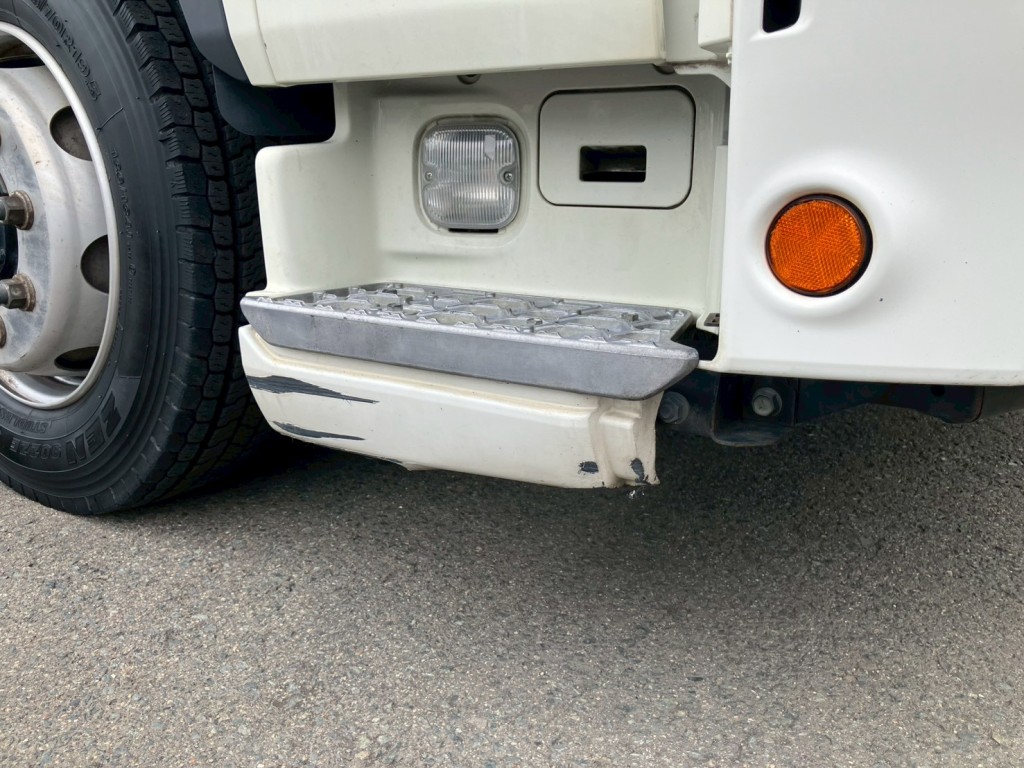 運転席側ステップカバーにキズ・曲がりがあります。|日野 プロフィア 2DG-FW1AHGの写真31