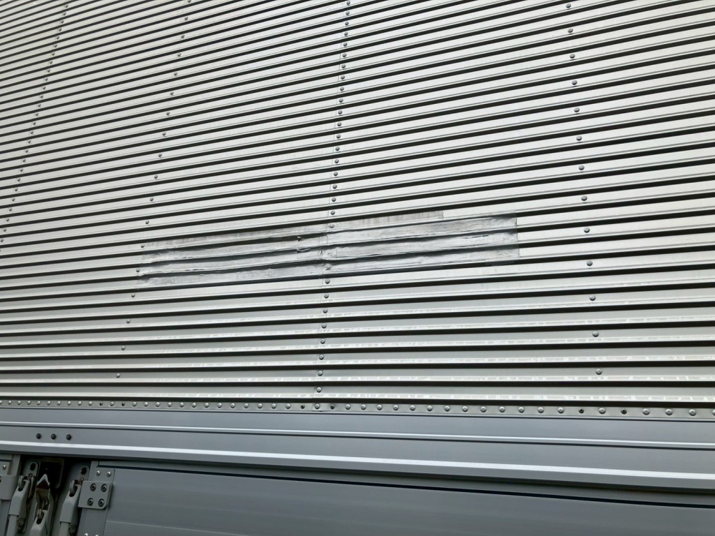 運転席側羽根にテープ補修跡があります。|日野 プロフィア 2DG-FW1AHGの写真33