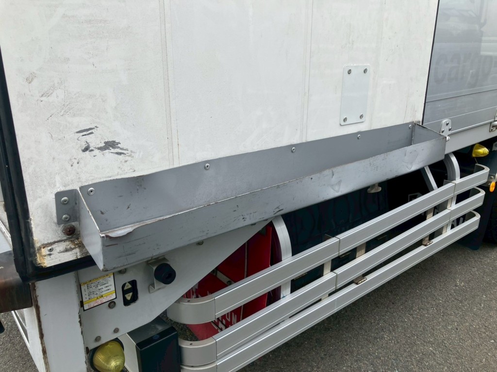 運転席側リア扉内側の物入に歪み・ヘコミがあります。|日野 プロフィア 2DG-FW1AHGの写真41