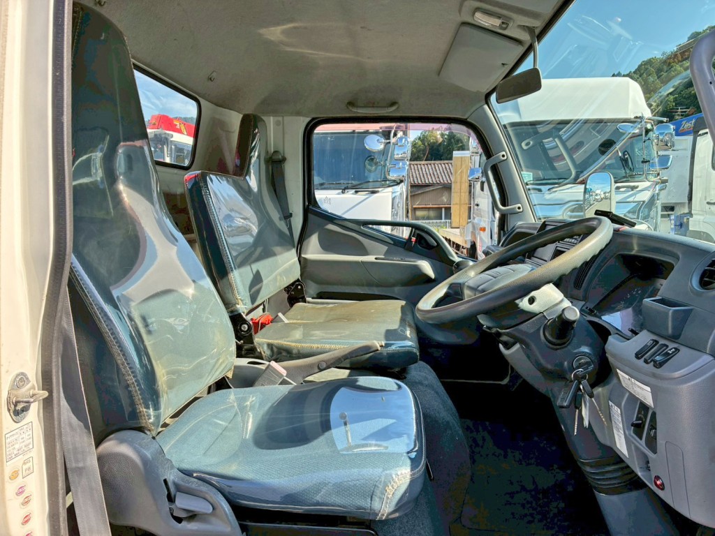 乗車定員は3名です。|三菱 キャンター SKG-FEB80(2WD)の写真8