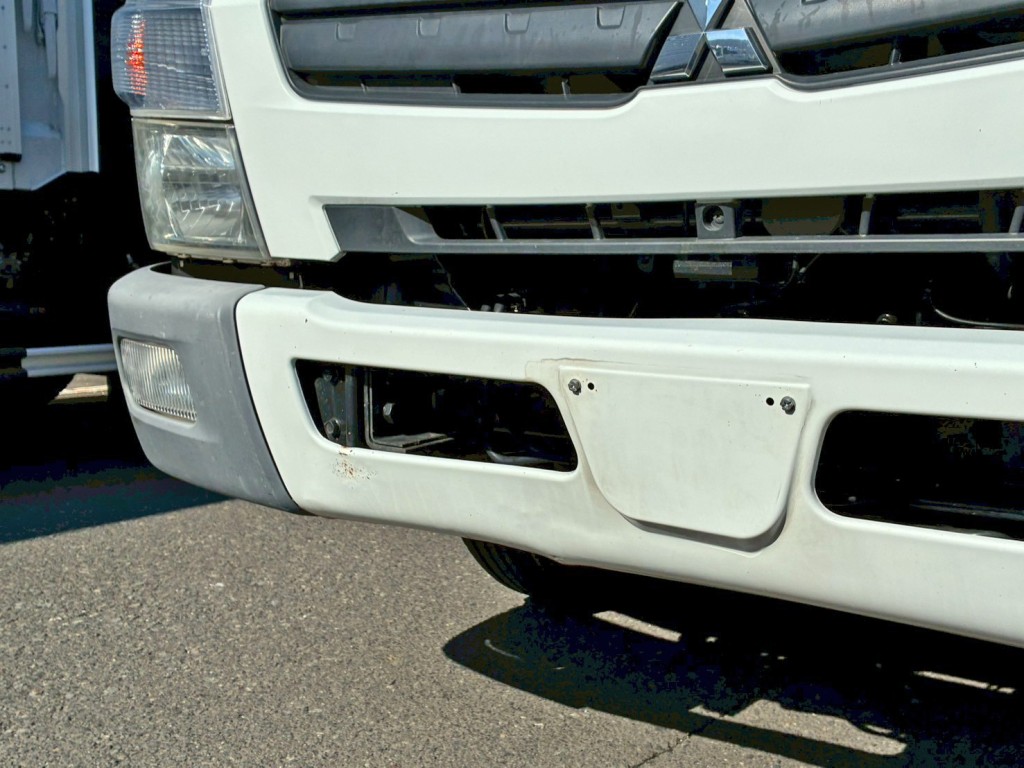 フロントバンパー運転席側下部にヘコミがあります。|三菱 キャンター SKG-FEB80(2WD)の写真31