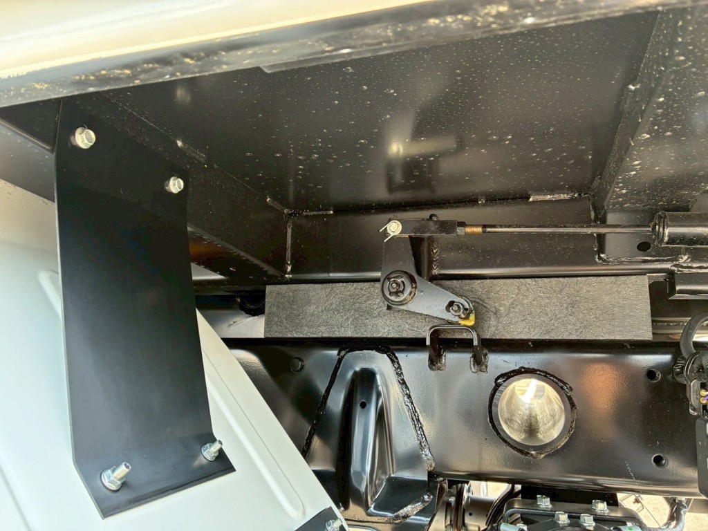 シャーシとネタの状態です。(縦ネタ・横ネタ鉄製です)|三菱 キャンター 2RG-FBA60(2WD)の写真6