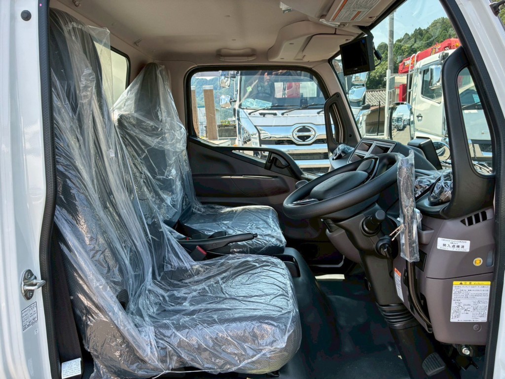 乗車定員は3名です。|三菱 キャンター 2RG-FBA60(2WD)の写真7
