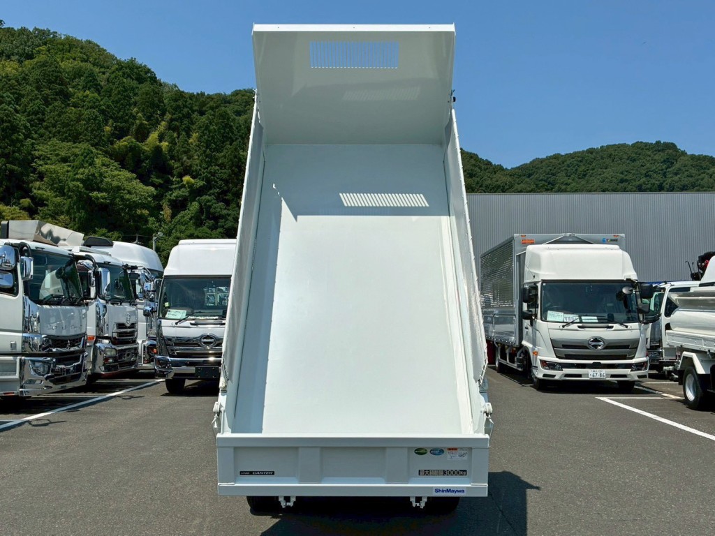 床は鉄製です。|三菱 キャンター 2RG-FBA60(2WD)の写真8