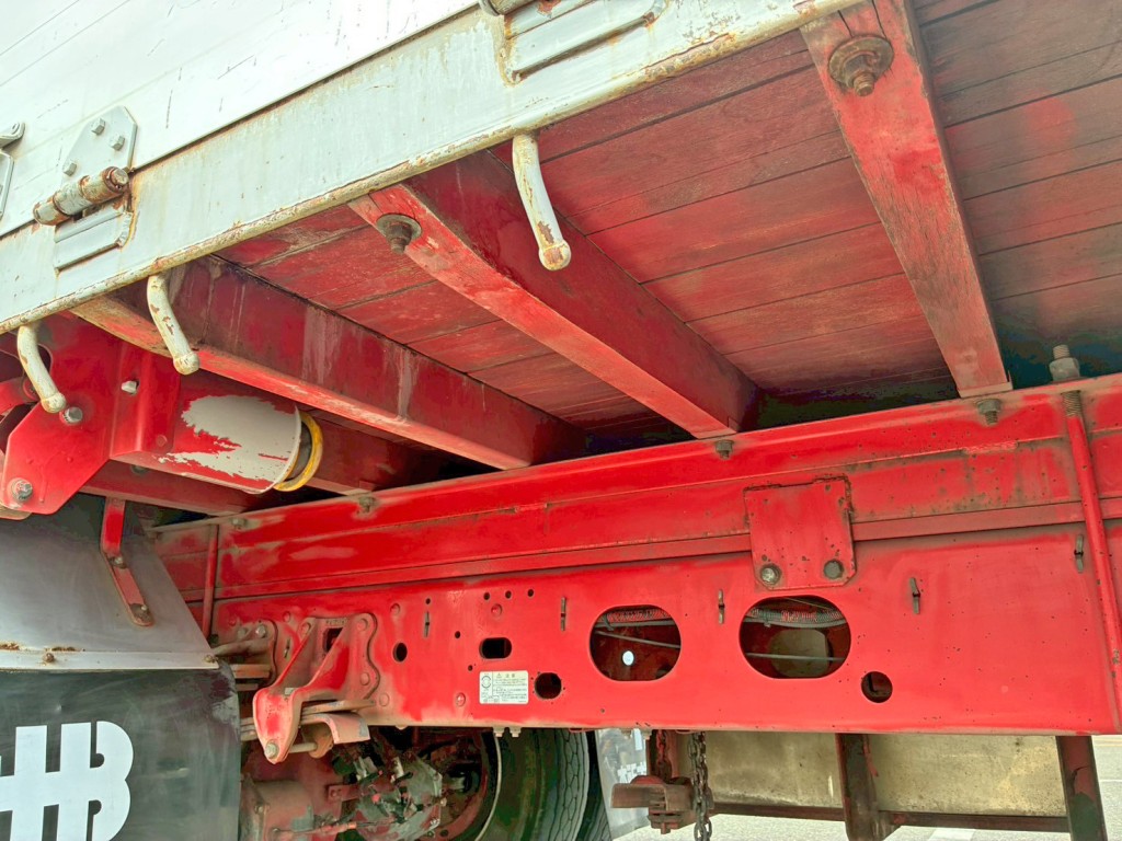 シャーシとネタの状態です。(縦ネタは鉄製・横ネタ木製です)|いすゞ フォワード LPG-FTR90S2の写真6