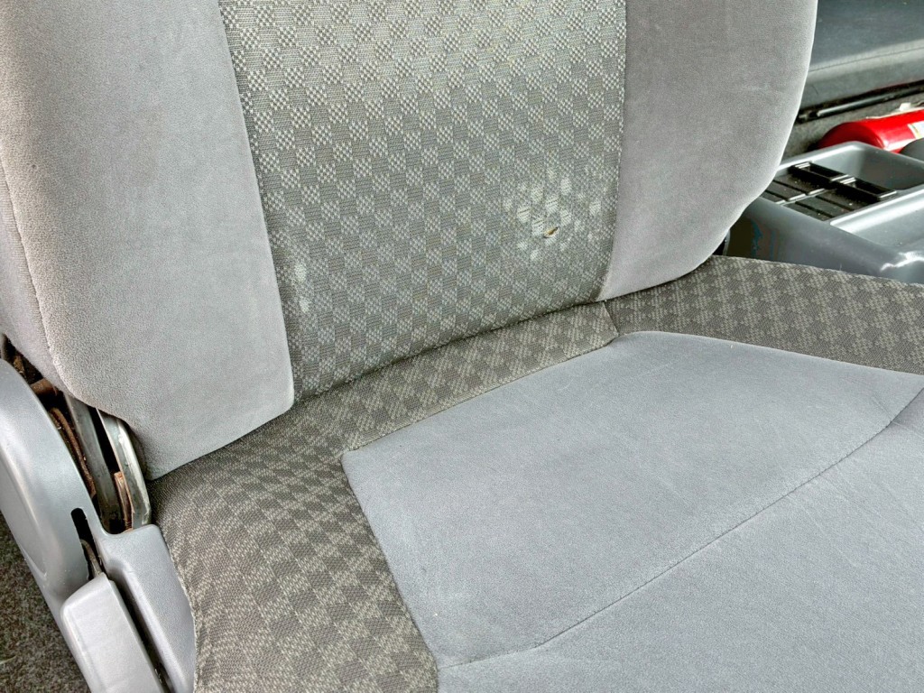 運転席背もたれにスレがあります。|いすゞ フォワード LPG-FTR90S2の写真8
