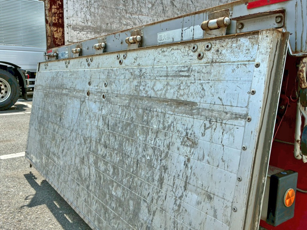 リヤアオリ内側にキズ・ヘコミがあります。|いすゞ フォワード LPG-FTR90S2の写真10