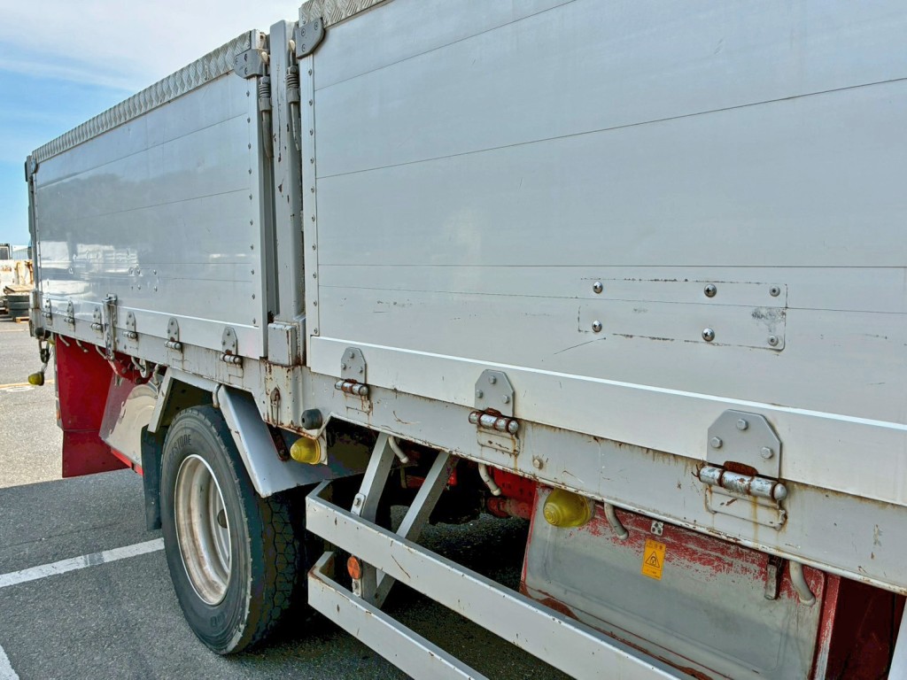 運転席側前方アオリにネジ止め箇所があります。|いすゞ フォワード LPG-FTR90S2の写真15