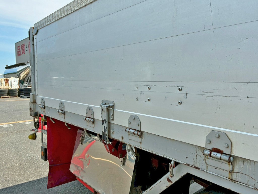 運転席側後方アオリにネジ止め箇所があります。|いすゞ フォワード LPG-FTR90S2の写真16