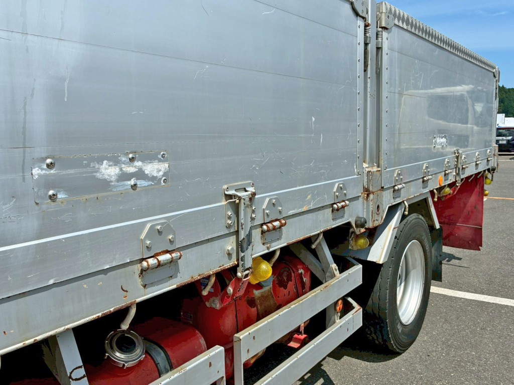 助手席側前方アオリにネジ止め箇所があります。|いすゞ フォワード LPG-FTR90S2の写真17