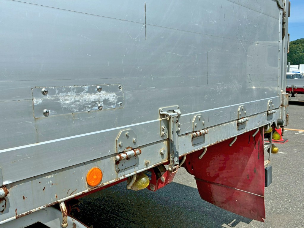 助手席側後方アオリにネジ止め箇所があります。|いすゞ フォワード LPG-FTR90S2の写真18