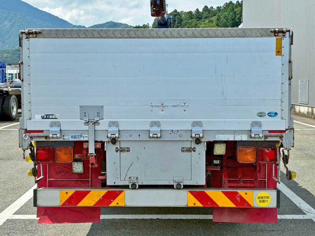 リヤ周りの状態です。(中央下部にネジ止め箇所があります)|いすゞ フォワード LPG-FTR90S2の写真19
