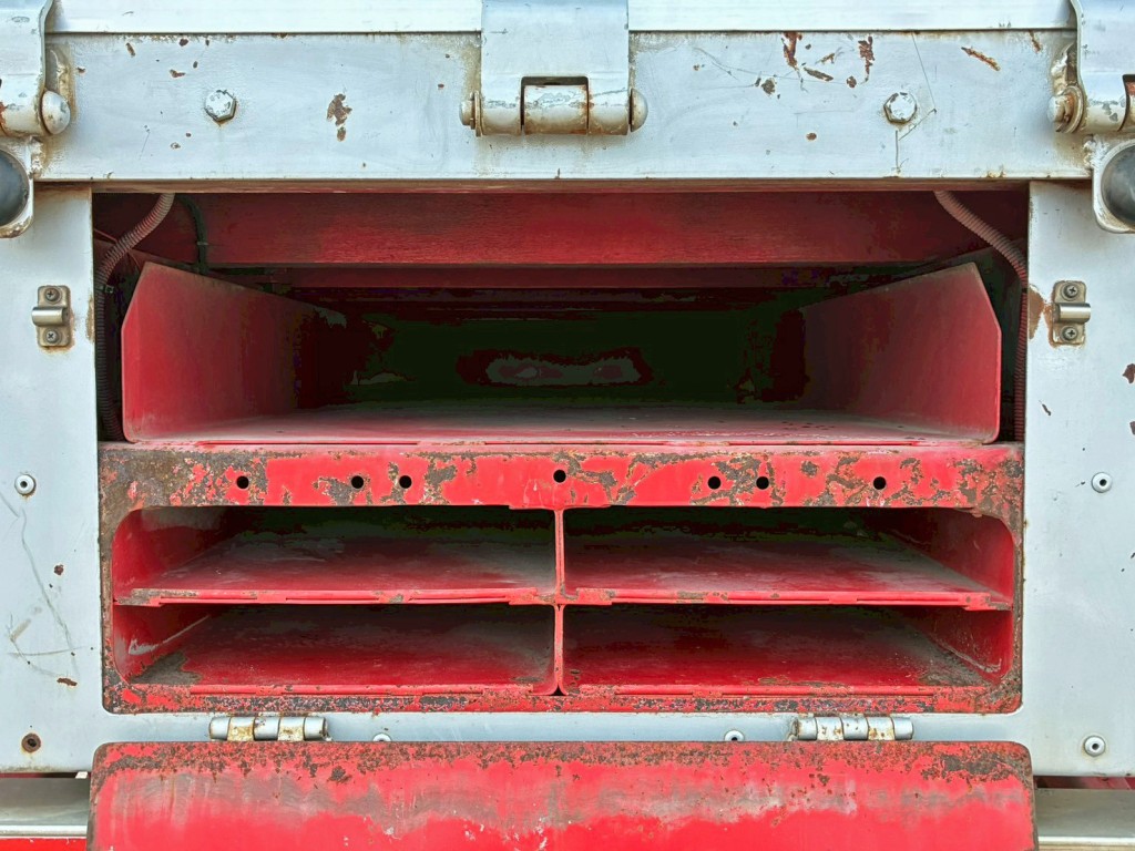 リヤ中央部に物入れが付いています。|いすゞ フォワード LPG-FTR90S2の写真20