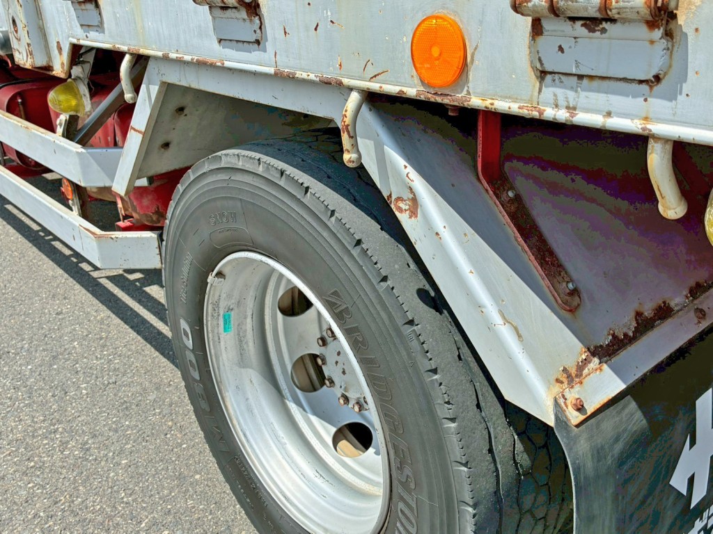 助手席側リヤフェンダーにキズ・ヘコミがあります。|いすゞ フォワード LPG-FTR90S2の写真21