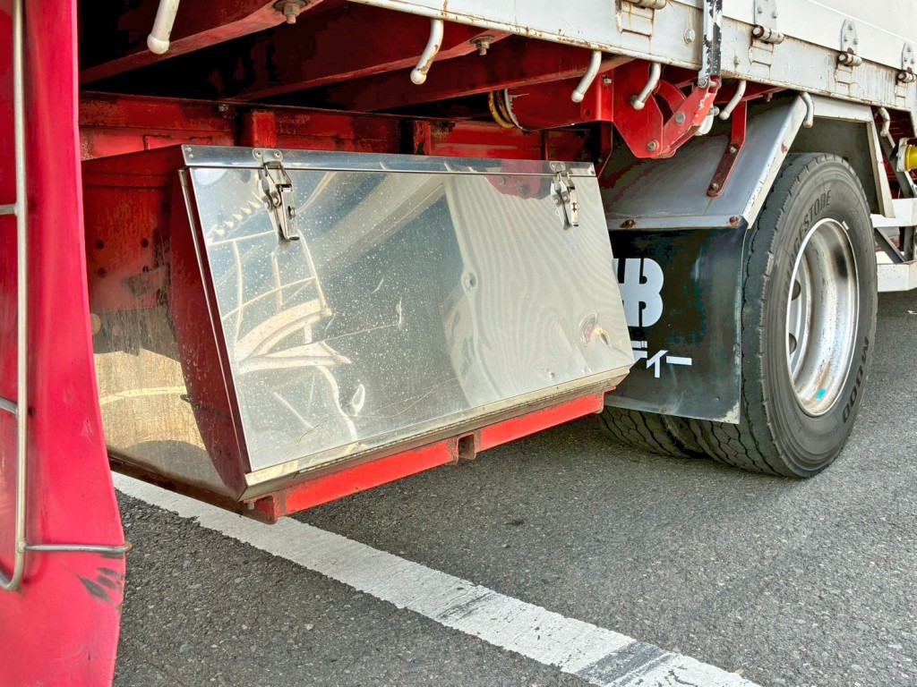 ボディー運転席側後方にステンレス製の工具箱が付いています。|いすゞ フォワード LPG-FTR90S2の写真22