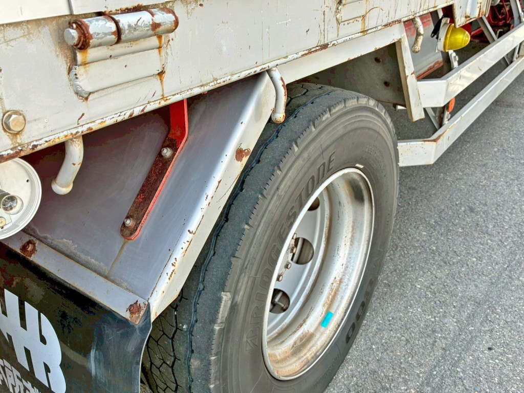 運転席側リヤフェンダーにキズ・曲がりがあります。|いすゞ フォワード LPG-FTR90S2の写真23