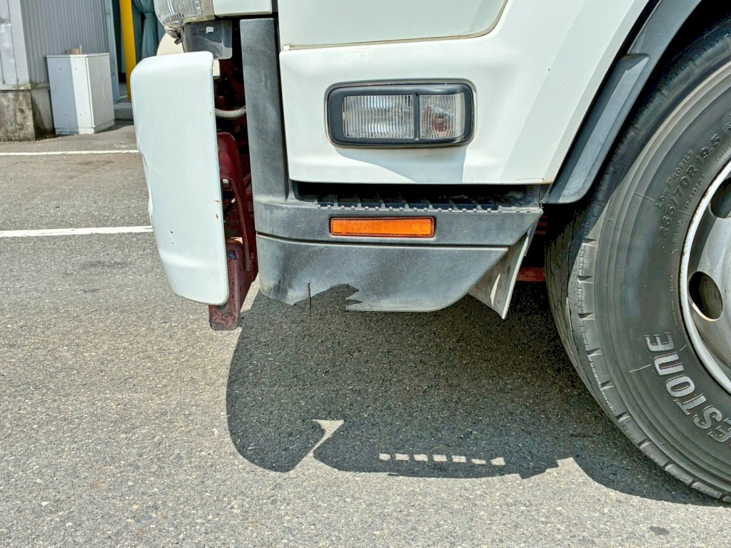 助手席側ステップカバーに破れがあります。|いすゞ フォワード LPG-FTR90S2の写真25