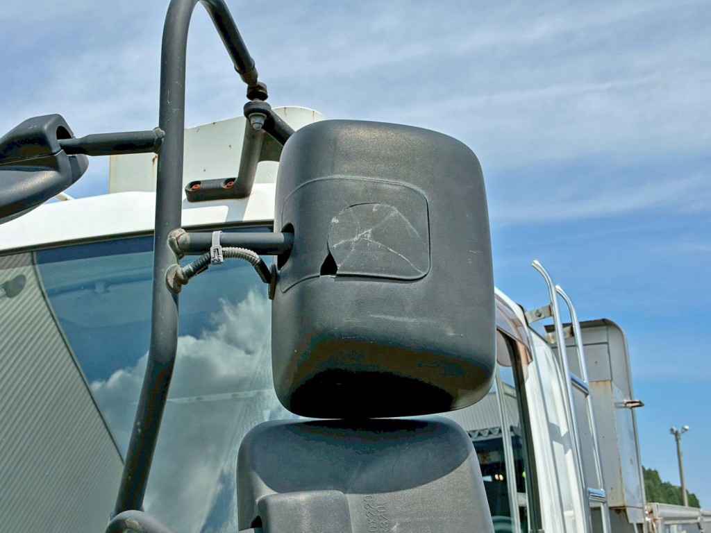 助手席側サイドミラー取付カバーに割れがあります。|いすゞ フォワード LPG-FTR90S2の写真26