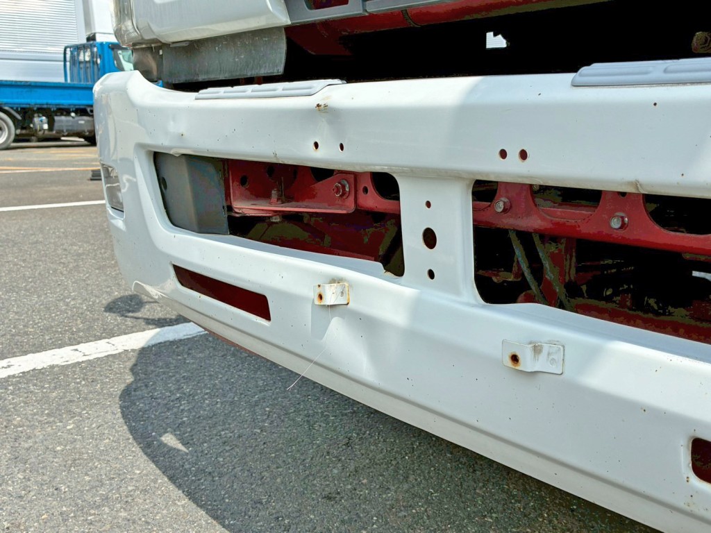 フロントバンパー中央部にヘコミがあります。|いすゞ フォワード LPG-FTR90S2の写真27