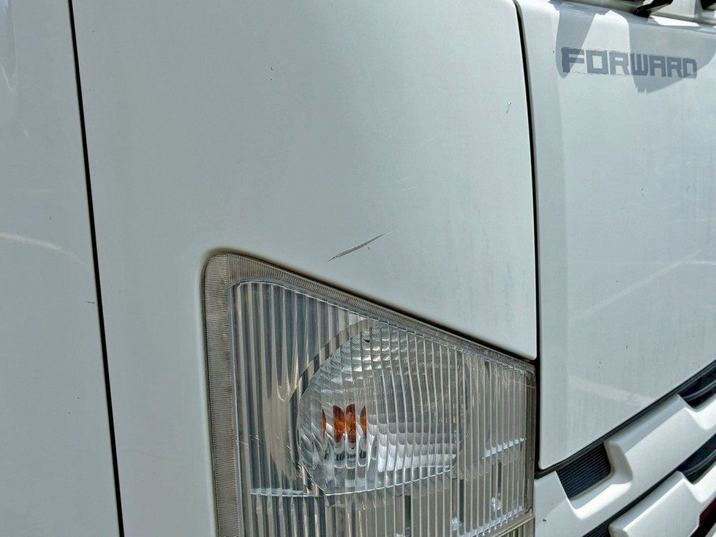 運転席側コーナーパネルにキズがあります。|いすゞ フォワード LPG-FTR90S2の写真28