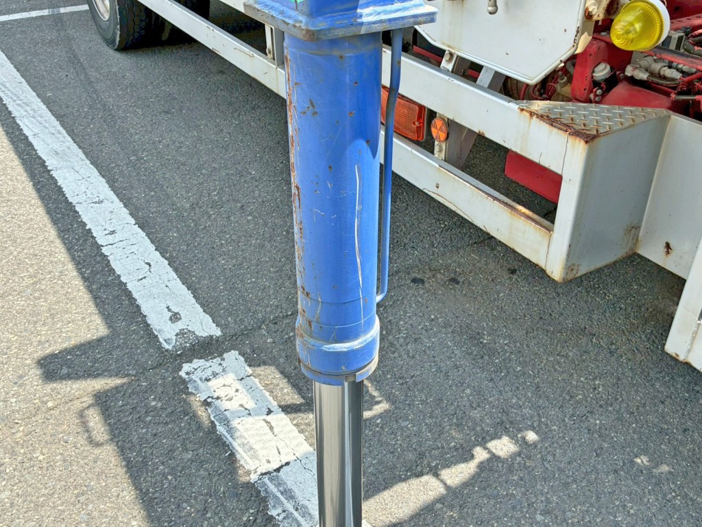 運転席側アウトリガーにキズがあります。|いすゞ フォワード LPG-FTR90S2の写真30